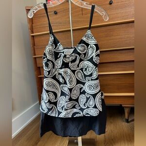 Stunning black and white tankini with swim skirt and gold tone accents. EUC
